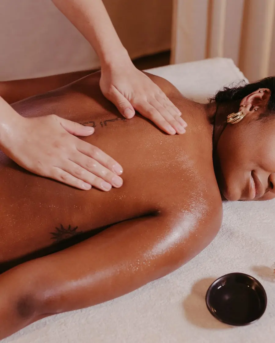 Mulher relaxada durante uma massagem