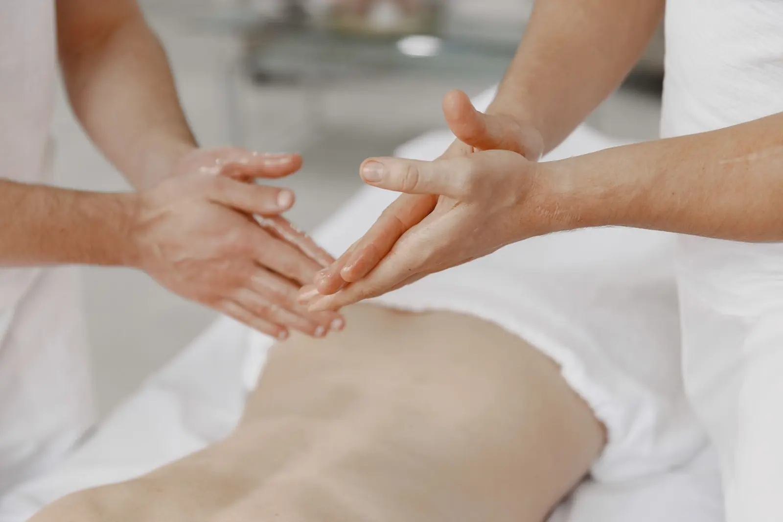 Mãos de esteticista em uma massagem corporal